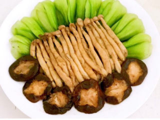 18、青菜炒香菇,把炒熟的香菇和海鲜菇放入盘里，青菜炒香菇就做好了~