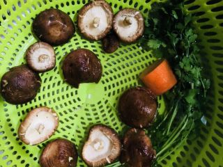3、香菇豆腐汤,所有材料洗净