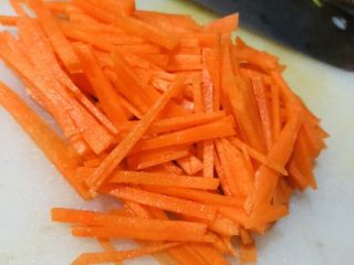 4、香菇豆腐汤,胡萝卜切片再切成细丝