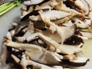 5、香菇豆腐汤,香菇切成薄片