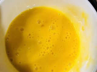 10、香菇豆腐汤,用筷子打散备用