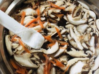 12、香菇豆腐汤,放入胡萝卜丝和香菇片,再放入适量盐,煮开。