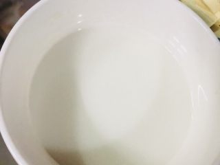 13、香菇豆腐汤,碗里放10克左右的玉米淀粉,加点水搅拌均匀