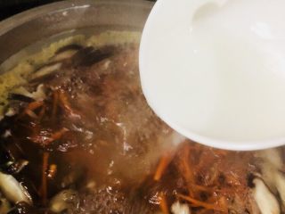 14、香菇豆腐汤,香菇煮开后,倒入玉米淀粉