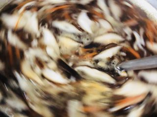 15、香菇豆腐汤,用勺子快速搅拌防止糊底