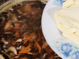 16、香菇豆腐汤,再次煮开后放入豆腐条