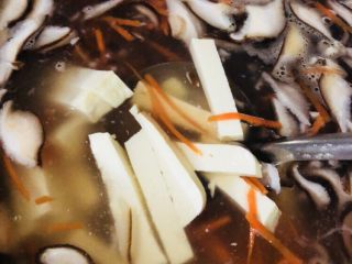 17、香菇豆腐汤,搅拌均匀