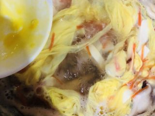 18、香菇豆腐汤,水开后,在碗边架一双筷子,倒蛋液的时候使蛋液沿着筷子流入锅中。画圈式倒入。蛋液比较均匀