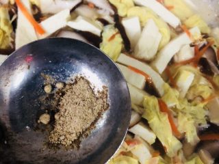 19、香菇豆腐汤,加入适量胡椒粉