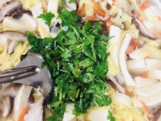 20、香菇豆腐汤,加入香菜末