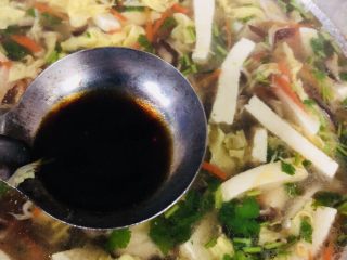 21、香菇豆腐汤,加入适量生抽