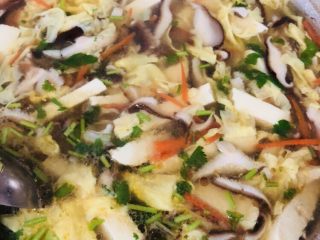 23、香菇豆腐汤,所有调味搅拌均匀后出锅。