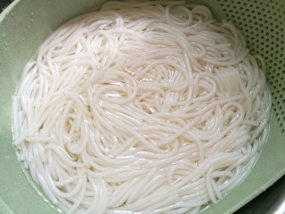 14、好吃到放弃减肥的番茄鸡蛋粉,过凉水,放入碗中,加入汤汁,放上喜欢的生菜,撒上葱花即可。