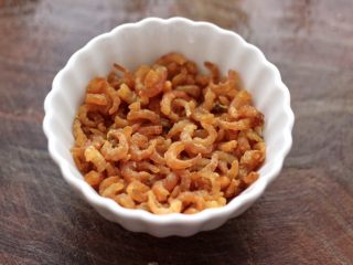2、胡萝卜青椒海米饺子,金钩海米清洗干净后，用少许清水浸泡至软。