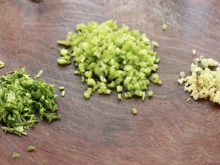 4、胡萝卜青椒海米饺子,把青椒用刀切碎，香菜切末，葱姜切碎。