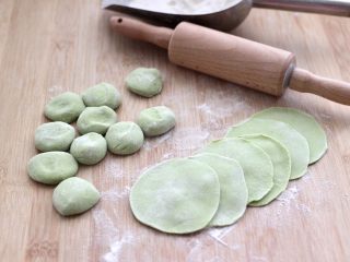 14、胡萝卜青椒海米饺子,把剂子摁扁后，用擀面杖擀成圆形薄面皮。