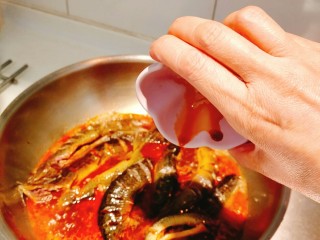 10、红烧泥鳅,倒入料酒，生抽！