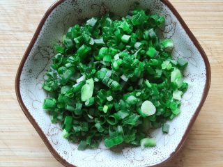 3、香煎土豆丝饼,葱洗净切葱花备用。