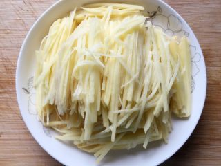 4、香煎土豆丝饼,土豆去皮洗净，切成细丝备用。