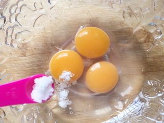 5、香煎土豆丝饼,将鸭蛋打入大碗中，加入适量盐。（没有鸭蛋，用鸡蛋也一样的）