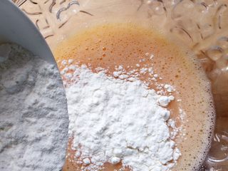 7、香煎土豆丝饼,然后加入面粉。