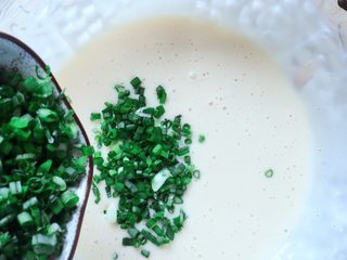 9、香煎土豆丝饼,加入葱花