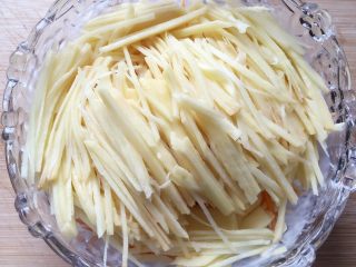11、香煎土豆丝饼,倒入切好的土豆丝。