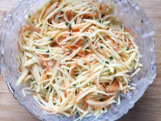 12、香煎土豆丝饼,搅拌均匀，制成土豆丝饼馅料。