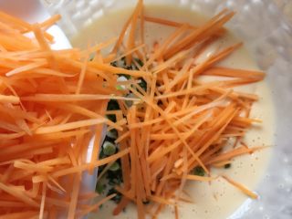 10、香煎土豆丝饼,加入红萝卜丝