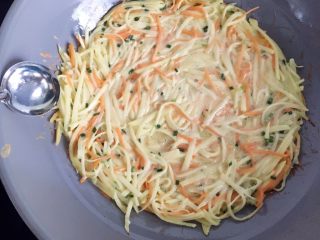 14、香煎土豆丝饼,边煎边沿锅边淋入少许玉米油，边煎边晃动锅，（可以一手淋油，一手晃锅）