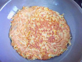 15、香煎土豆丝饼,锅底煎至金黄色时，翻面，两面都煎至金黄色，盛出切成小块即可。