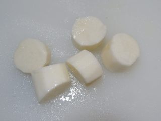 2、宝宝辅食—蔓越莓山药糕,山药去皮洗净,切成小块。