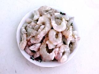1、藕丁虾饼,虾仁清洗干净,挑出虾线