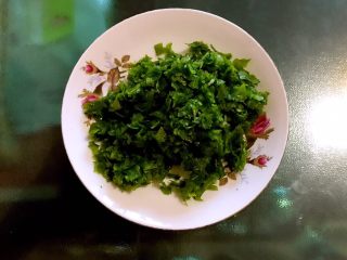 5、藕丁虾饼,把香葱叶切成葱末