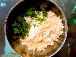 9、藕丁虾饼,加入葱末,白胡椒粉和精盐