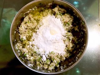 11、藕丁虾饼,加入鸡蛋清