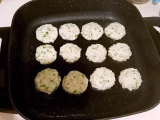 14、藕丁虾饼,锅内加入大豆色拉油烧热后加入虾饼,温火煎制