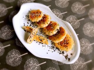 18、藕丁虾饼,藕丁虾饼出锅了,撒上黑芝麻,鲜香适口,虾仁的软糯,藕丁的清脆,美味无比!