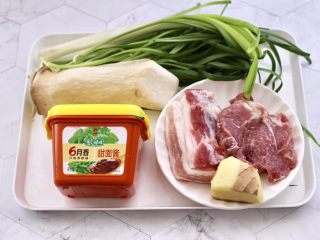 1、杏鲍菇酱肉发面包,首先备齐所有的食材。