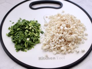 2、杏鲍菇酱肉发面包,杏鲍菇洗净后先用手撕成丝后再切碎，韭菜摘洗干净后切碎。