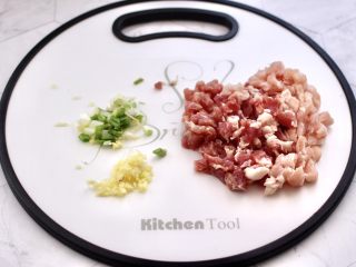 3、杏鲍菇酱肉发面包,五花肉洗净后用刀切成小丁，葱姜切碎。
