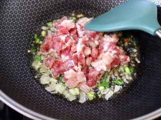 4、杏鲍菇酱肉发面包,锅烧热后倒入花生油烧热，先爆香葱姜，再放入五花肉。