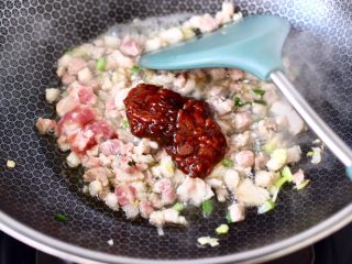 5、杏鲍菇酱肉发面包,大火快速翻炒均匀后，倒入甜面酱。