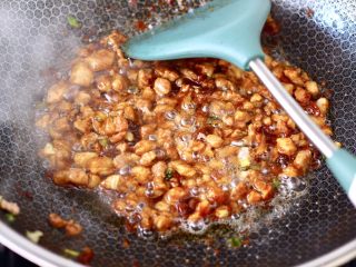 6、杏鲍菇酱肉发面包,小火慢慢把甜面酱炒出红油。