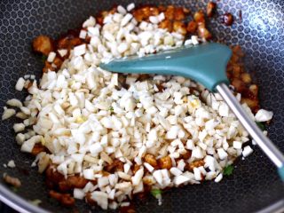 7、杏鲍菇酱肉发面包,加入杏鲍菇丁。