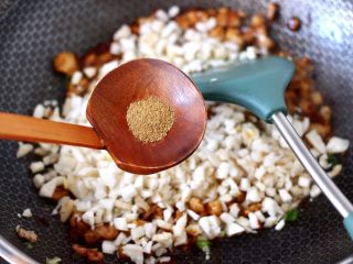 8、杏鲍菇酱肉发面包,再加入五香粉调味。