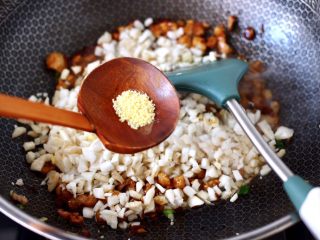 9、杏鲍菇酱肉发面包,最后加入鸡精增加口感。