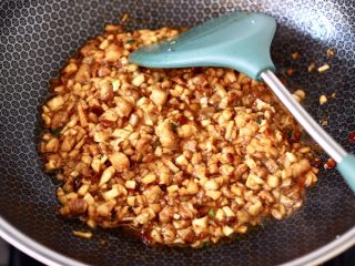 10、杏鲍菇酱肉发面包,大火快速翻炒均匀后关火。