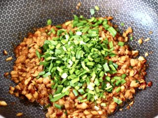 11、杏鲍菇酱肉发面包,等炒好的馅料彻底放凉的时候，加入韭菜。