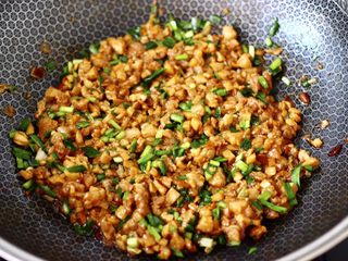 12、杏鲍菇酱肉发面包,把所有的食材混合搅拌均匀即可。